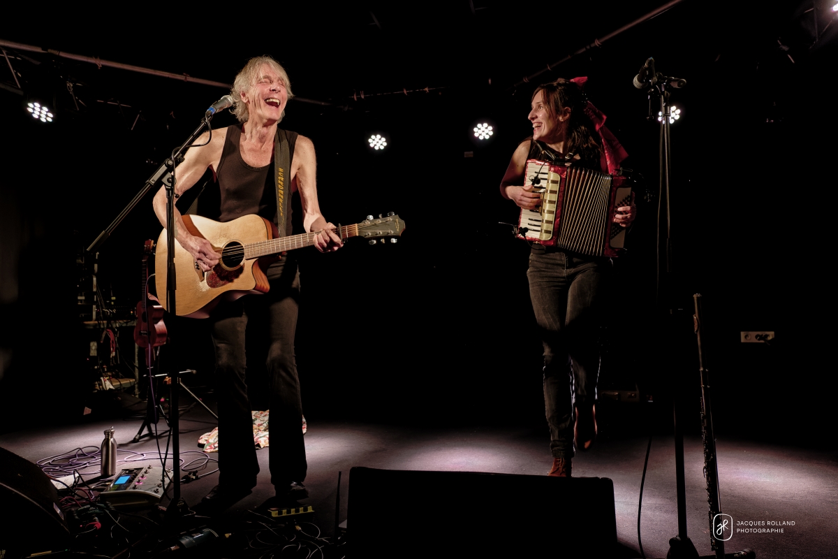 live performance photo of Simon Scardanelli with guitar and Sophie Caudin with accordion
